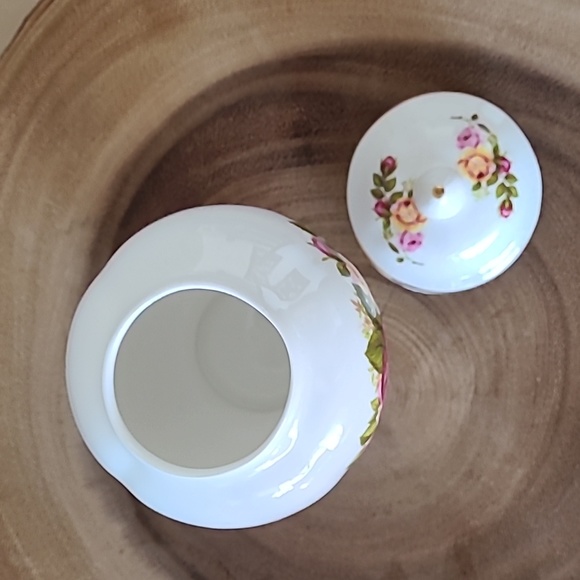 Vintage Duo: Royal Albert Old Country Roses vanity set - Picture 6 of 9